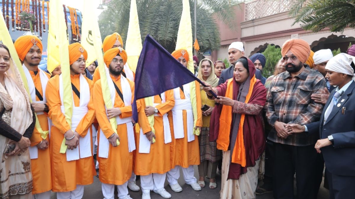 delhi cm flags off hind ki chadar procession for anandpur sahib