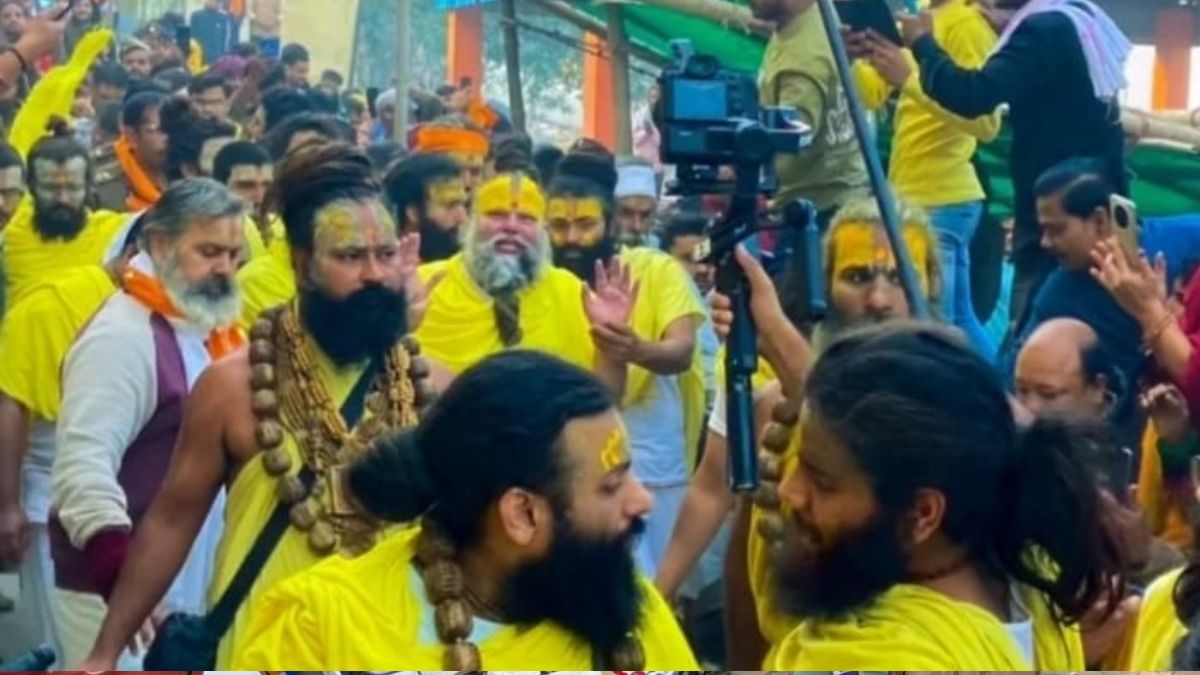 saint premananda maharaj reached gokul worshipped yamuna offered makhan mishri to thakur ji and swung him in the nand bhavan nand fort temple