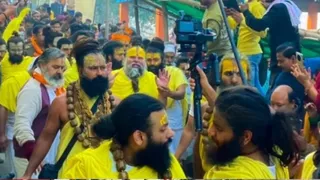 संत प्रेमानंद महाराज गोकुल की गलियों में राधा नाम कीर्तन करते हुए। फोटो मंदिर प्रबंधन द्वारा