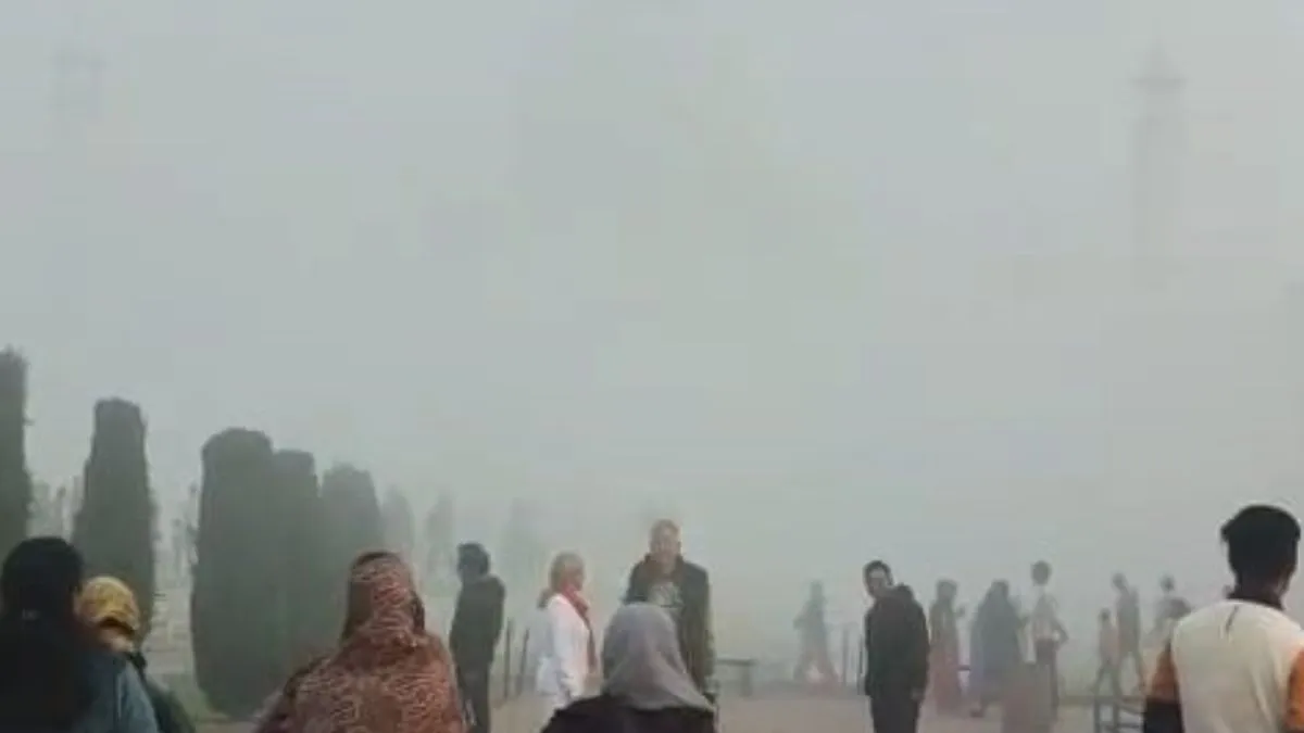 https://www.jagranimages.com/images/2025/11/25/article/image/taj-mahal-fogs-1764043632214.jpg