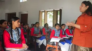 कनोहर लाल कन्या इंटर कालेज साकेत में छात्राओं को संबोधित करतीं मंडलीय मनोवैज्ञानिक डा. मनीषा तेवतिया। जागरण