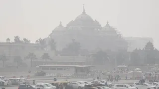 दिल्ली-एनसीआर में प्रदूषण के कारण सांस लेना हुआ मुश्किल।