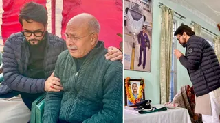 बलिदानी नमांश स्याल के पिता जगन्नाथ को सांत्वना देते सांसद अनुराग ठाकुर व दायें बलिदानी को श्रद्धांजलि देते हुए।