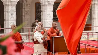 अयोध्या राम मंदिर में ध्वजारोहण कार्यक्रम में पीएम मोदी, सीएम योगी और आरएसएस प्रमुख मोहन भागवत।
