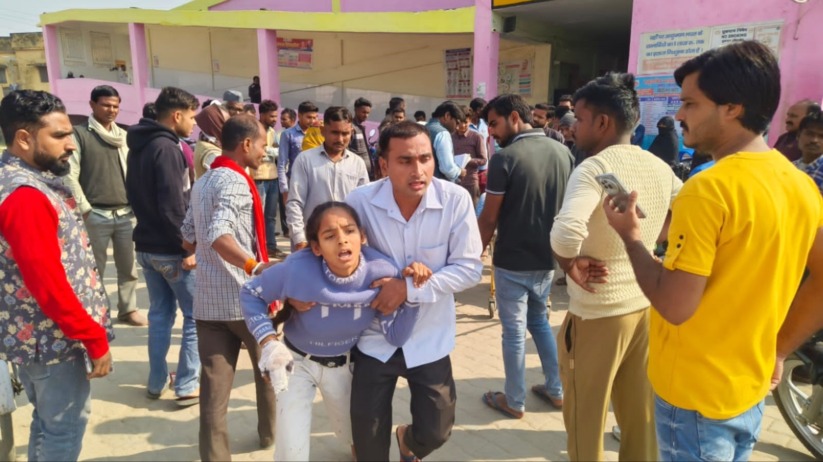 sitapur road accident father dies after witnessing sons death