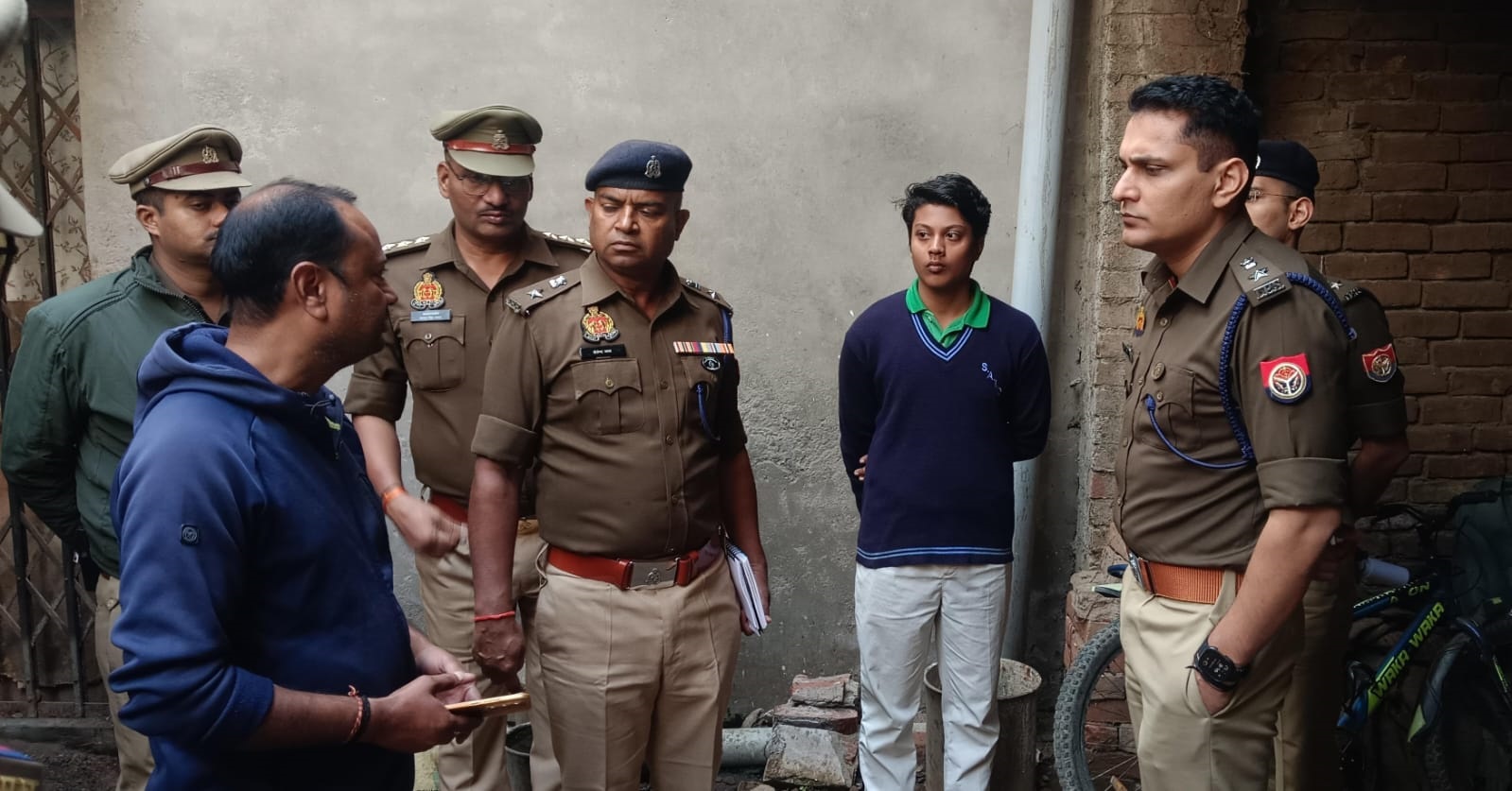 pratapgarh husband kills wife flees police investigate murder case