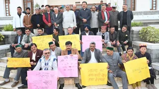 हिमाचल विधानसभा परिसर के बाहर प्रदर्शन करते कांग्रेस विधायक व मंत्री।