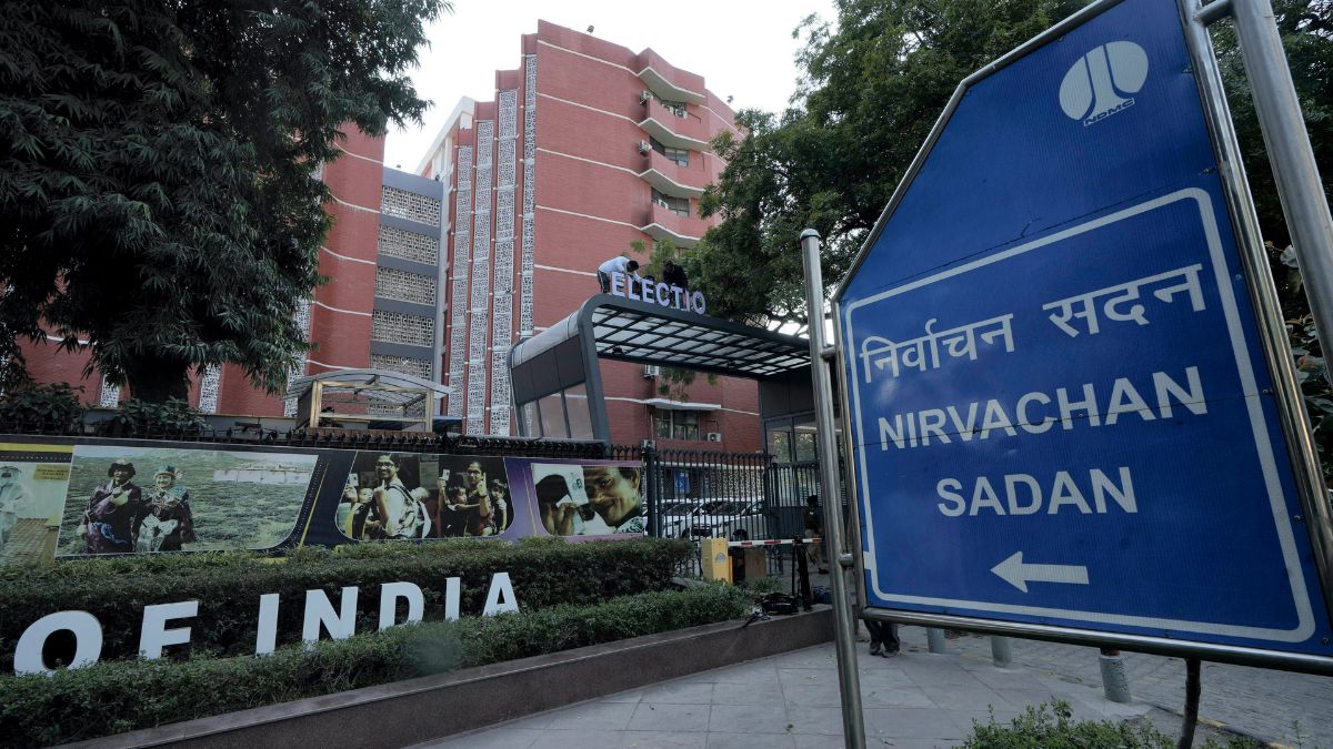 aadhaar card is mandatory for correcting voter details in the electoral roll says election commission