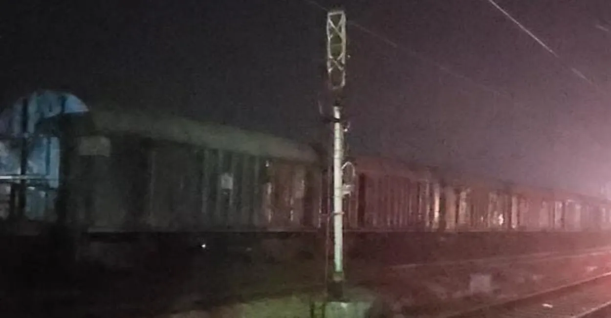 ब्रेक शू चिपकने पर पहिये से निकली चिंगारी, अछल्दा में रोकी मालगाड़ी