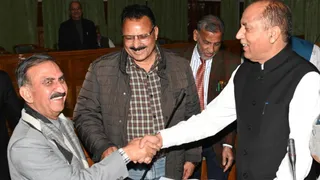 हिमाचल प्रदेश विधानसभा सत्र के आरंभ पर नेता प्रतिपक्ष जयराम ठाकुर से हाथ मिलाने पहुंचे सीएम सुखविंदर सिंह सुक्खू। सौ. विधानसभा