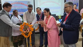 कार्यक्रम का शुभारंभ करते डीन डाॅ. ओम कुमार, चिकित्सा अधीक्षक डाॅ. मनीष मंडल, विभागाध्यक्ष डाॅ. नम्रता कुमार, डाॅ. शैलेश कुमार व अन्य। सौ. संस्थान