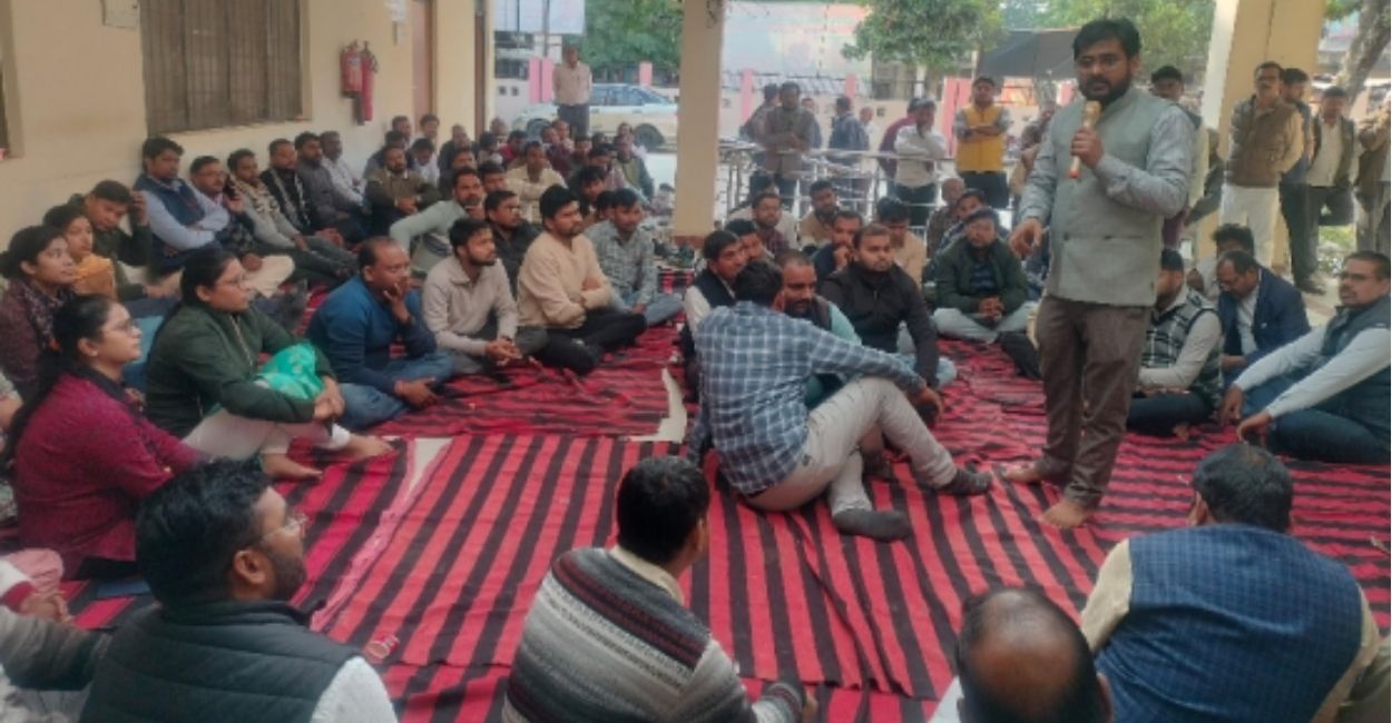 lekhpal suicide case due to pressure of sir work fatehpur lekhpal union announces statewide protest