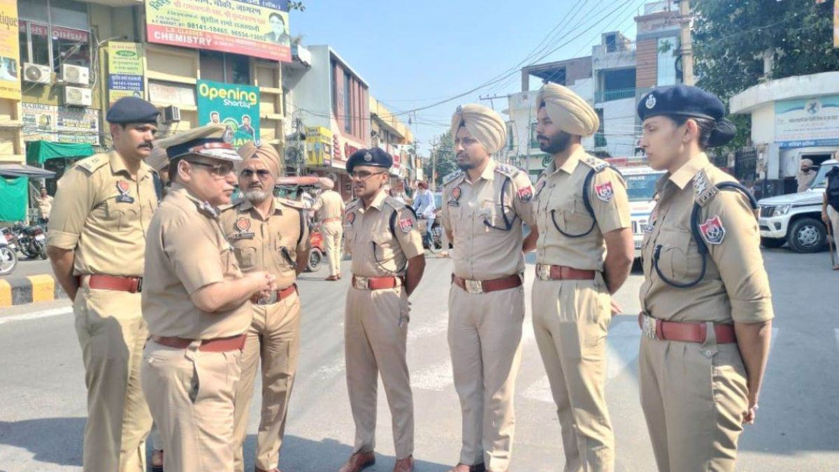 two drug smugglers arrested with 59 banned pills in nawanshahr