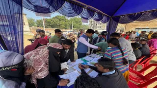 आपकी योजना-आपकी सरकार-आपके द्वार कार्यक्रम अंतर्गत सेवा का अधिकार सप्ताह के तहत आयोजित शिविर में पहुंचे लाभुक।