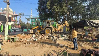 सीलिंग की भूमि पर बनाई गई एक मजार को ध्वस्त कर दिया गया। Jagran