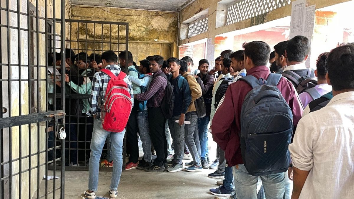 bareillycollegestudentscaughtforgingteacherssignaturesscholarshipattendancefraud