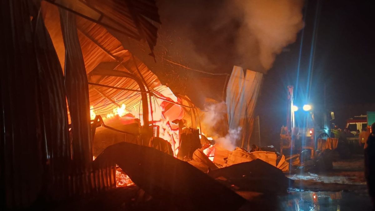 bareillyplywoodfactorysaastienterpriseswarehousecatchesfireairforceiffcotruckscalledin