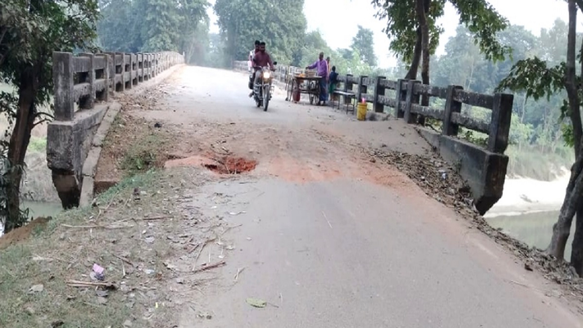 pandai river bridge approach collapses in narkatiaganj west champaran putting pedestrians at risk