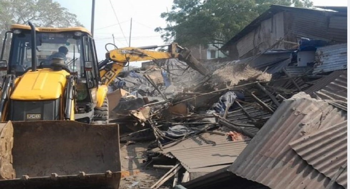 jamshedpur encroachment drive at swarnarekha burning ghat illegal structures removed