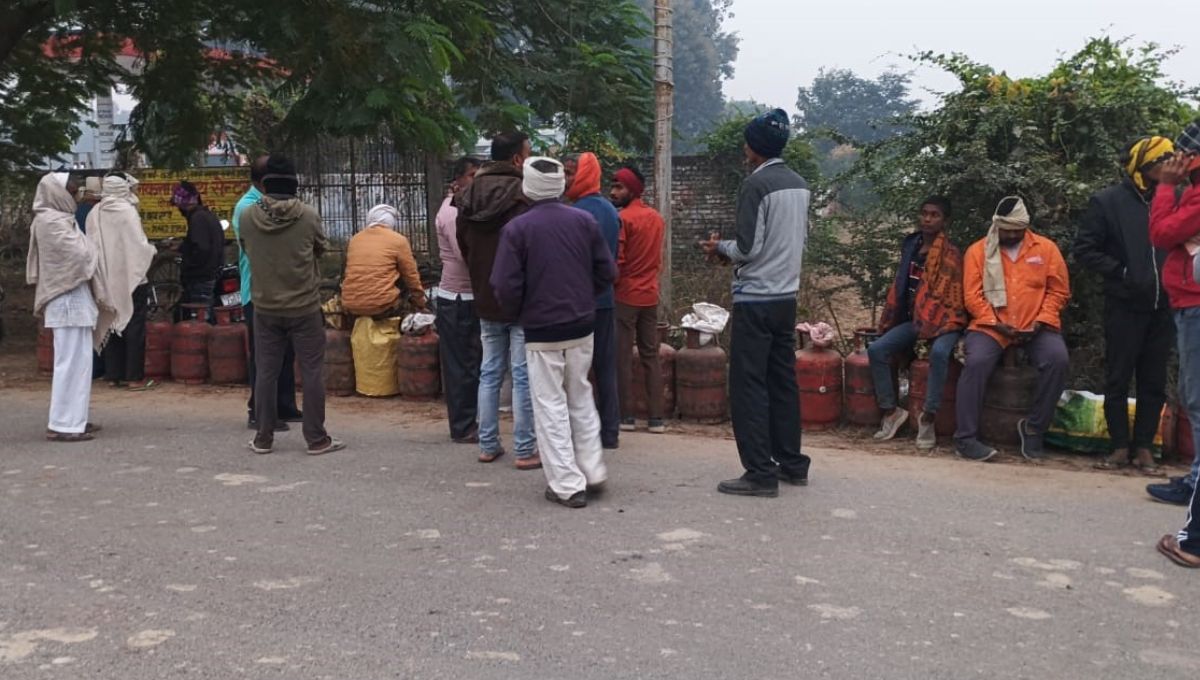 gas cylinder shortage customers queue at night after 11 years