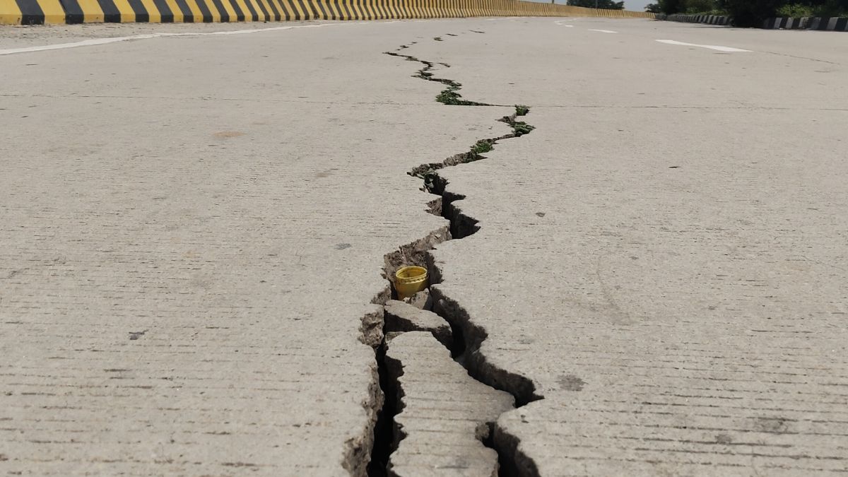 pwd denies flyover threat due to cracks near haiderpur badli metro station