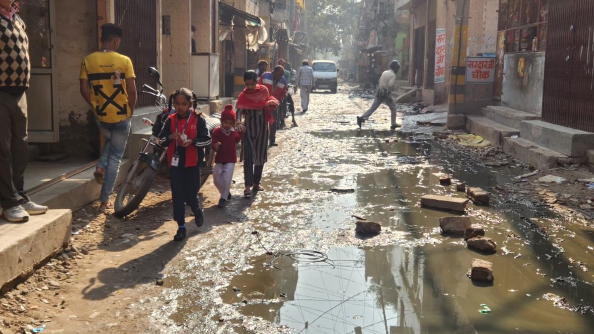 sultanpuri residents anger councilor dragged in mud dc car stopped