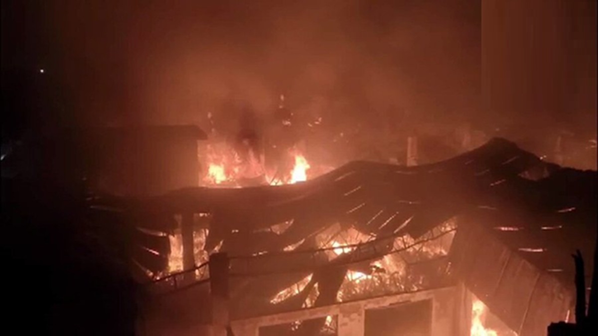a massive fire broke out in a building at shree rajlaxmi commercial complex in bhiwandi