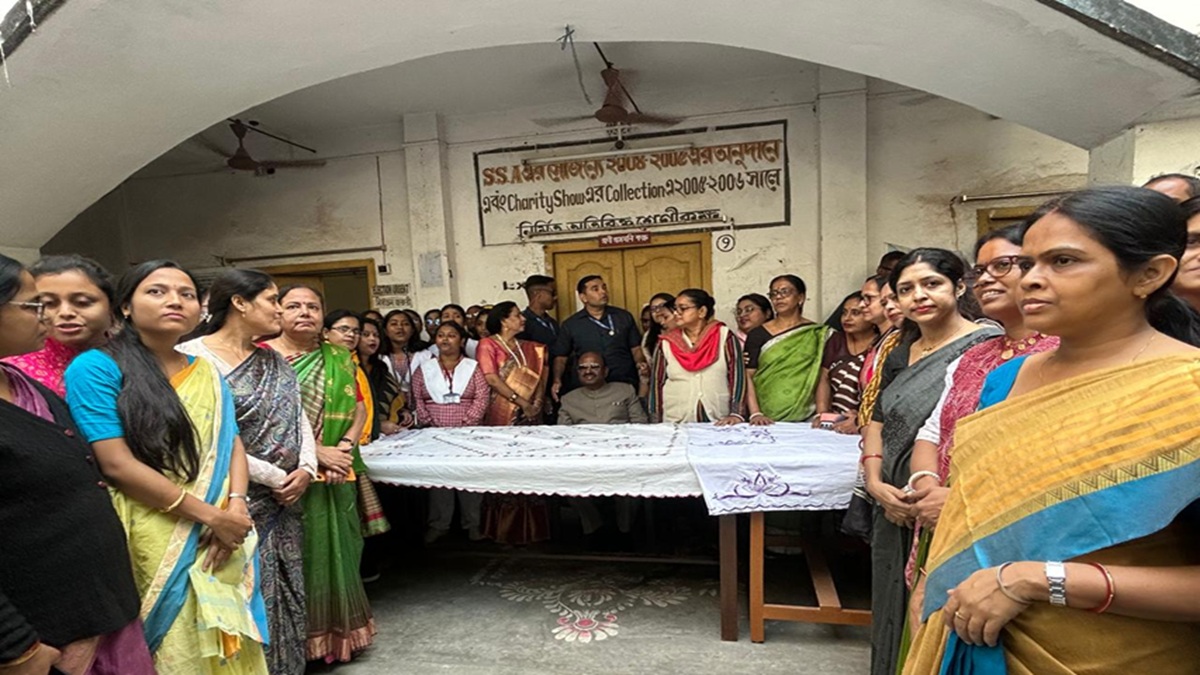 governor changed his programme on the request of a teacher sitting next to him in the train while going to murshidabad