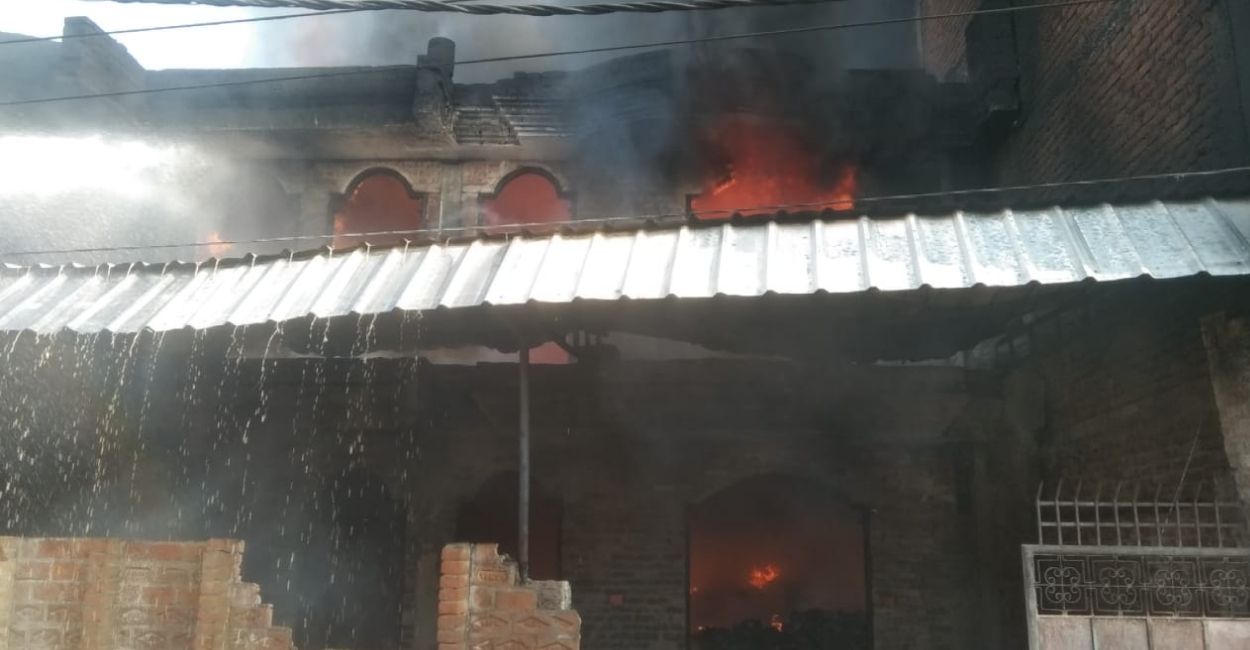 kanpur fire incident massive fire erupt in khadepur warehouse after rakhi mandi