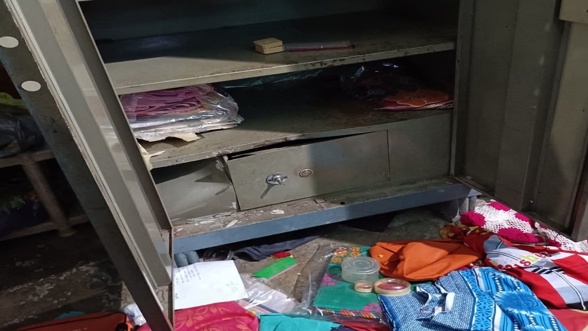 madhubani theft lakhs stolen from house in laukahi during wedding