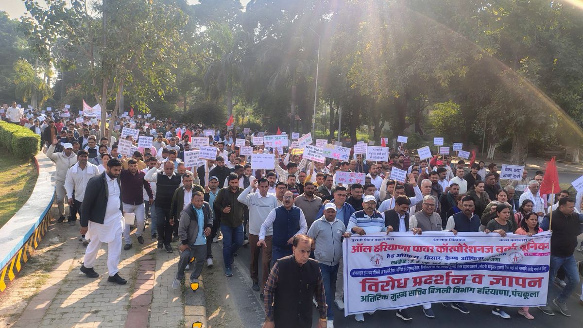 haryana electricity workers staged a protest in panchkula clashing with police a half hour long altercation ensued