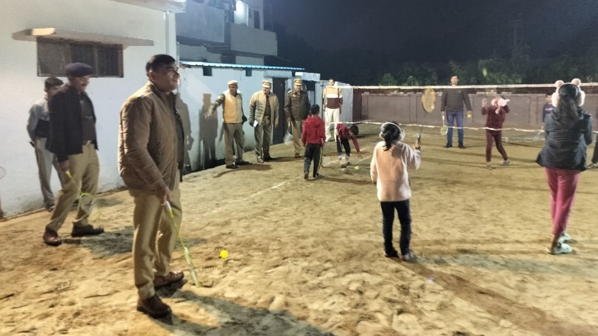 sp rampur starts new initiative to get rid of mobile addiction playgrounds are being built in police stations children practicing