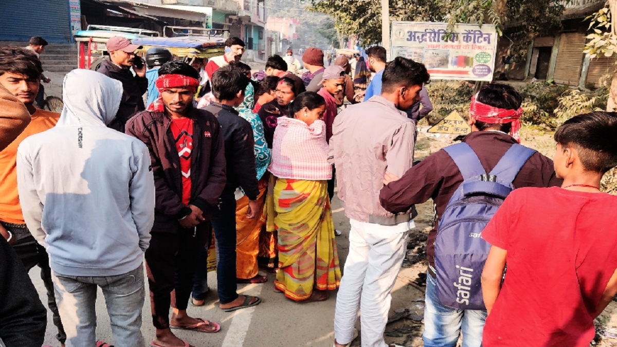 the half burnt bodies of two newborns were found on the roadside near the government hospital in shahpur patori samastipur