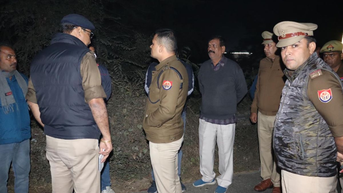 10 lakh loot with field managers during return from liquor shops collecting money at gunpoint