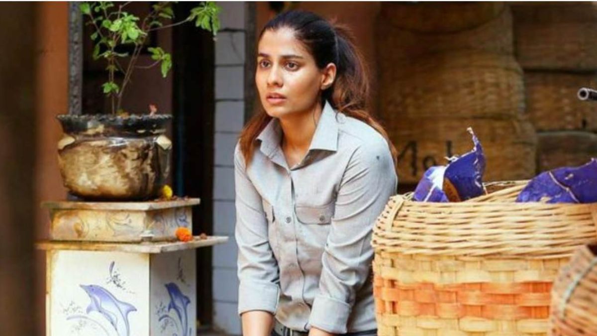 the family man zoya actress shreya dhanwanthary too much hot and bold in real life see pics