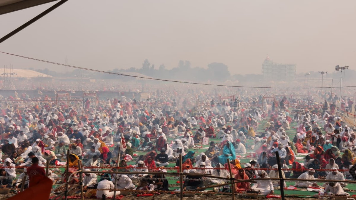 150000 devotees offer prayers at swarved gyan mahayagya in varanasi