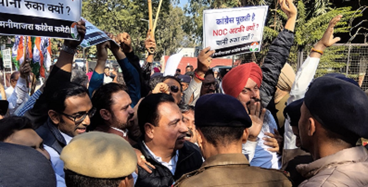congress protest in manimajra over pending noc and water connection issues