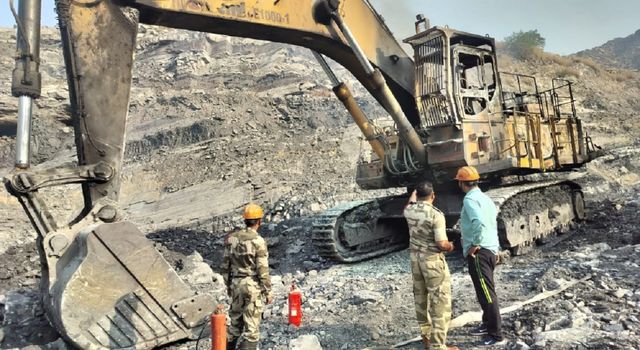 BCCL की बसंतीमाता परियोजना में चलती शावेल मशीन में लगी भीषण आग, चालक बाल-बाल बचा

