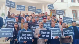 हिमाचल विधानसभा परिसर में प्रदर्शन करते भाजपा विधायक। जागरण