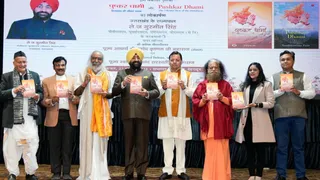 राज्यपाल लेफ्टिनेंट जनरल गुरमीत सिंह (सेनि) ने मुख्यमंत्री पुष्कर सिंह धामी के व्यक्तित्व और कृतित्व पर आधारित पुस्तक का विमोचन करते हुए।