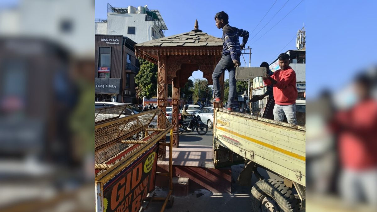 gazebo removed from dilaram chowk video viral in internet