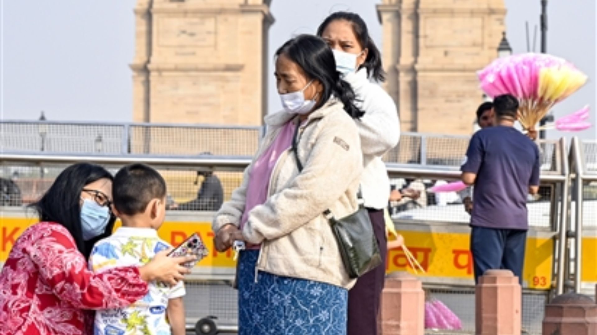 delhincr air pollution aqi remains very poor temperature drops