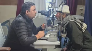 राजकीय दून मेडिकल कालेज अस्पताल में नेत्र रोग विभाग में आंखों की जांच करते डा सुशील ओझा