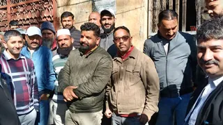 चंबा कोर्ट के बाहर अपने समर्थकों के साथ भाजपा विधायक हंसराज।