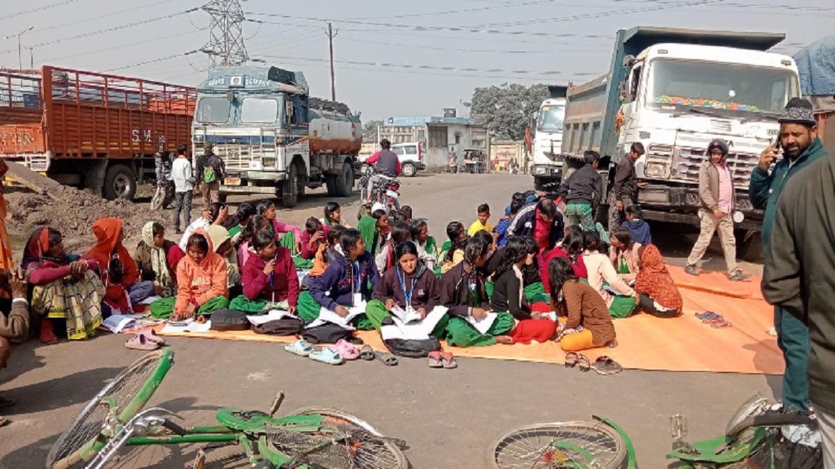 children protest against uncontrolled traffic and air pollution