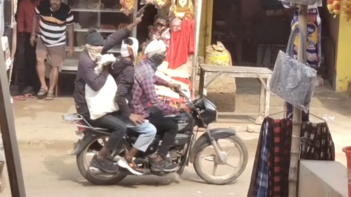 siwan jewelry store robbery masked men loot 50 lakh worth of gold