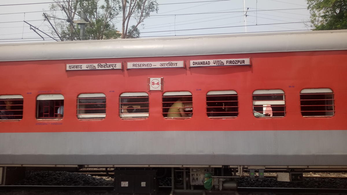 rpf head constable dies in train accident at gomoh station