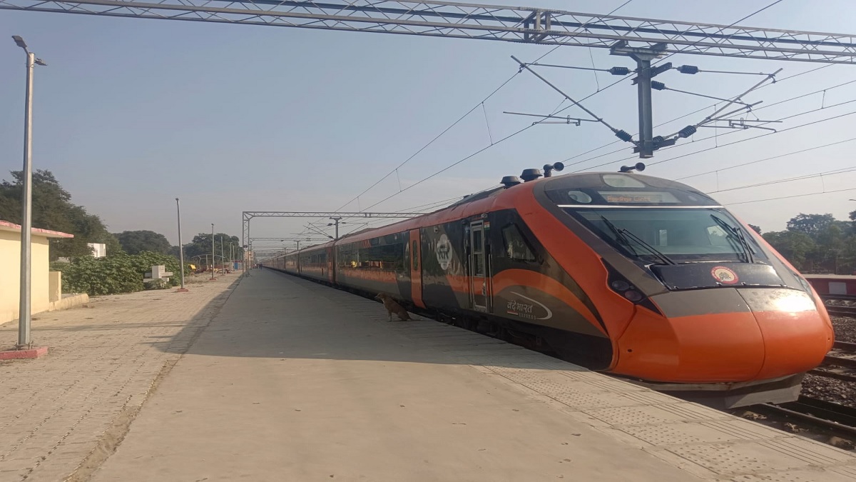 fake information of bomb in train in dariyabad of barabanki train operations halted and intensive checking of kisan express at patranga