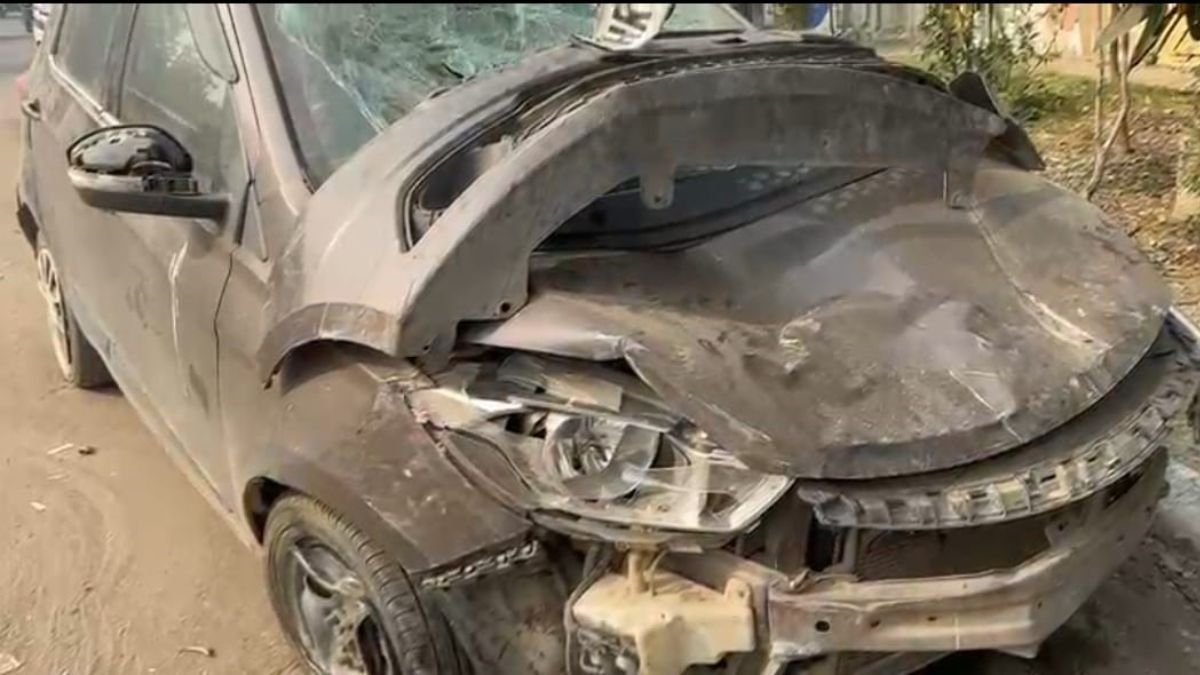 motinagar car accident two killed after uncontrolled car hits divider