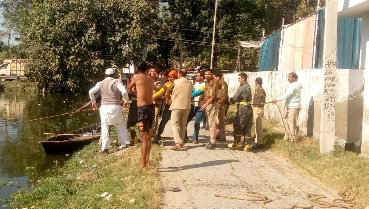 pilibhit news car dips in gauhaniya pond due to missing barricades